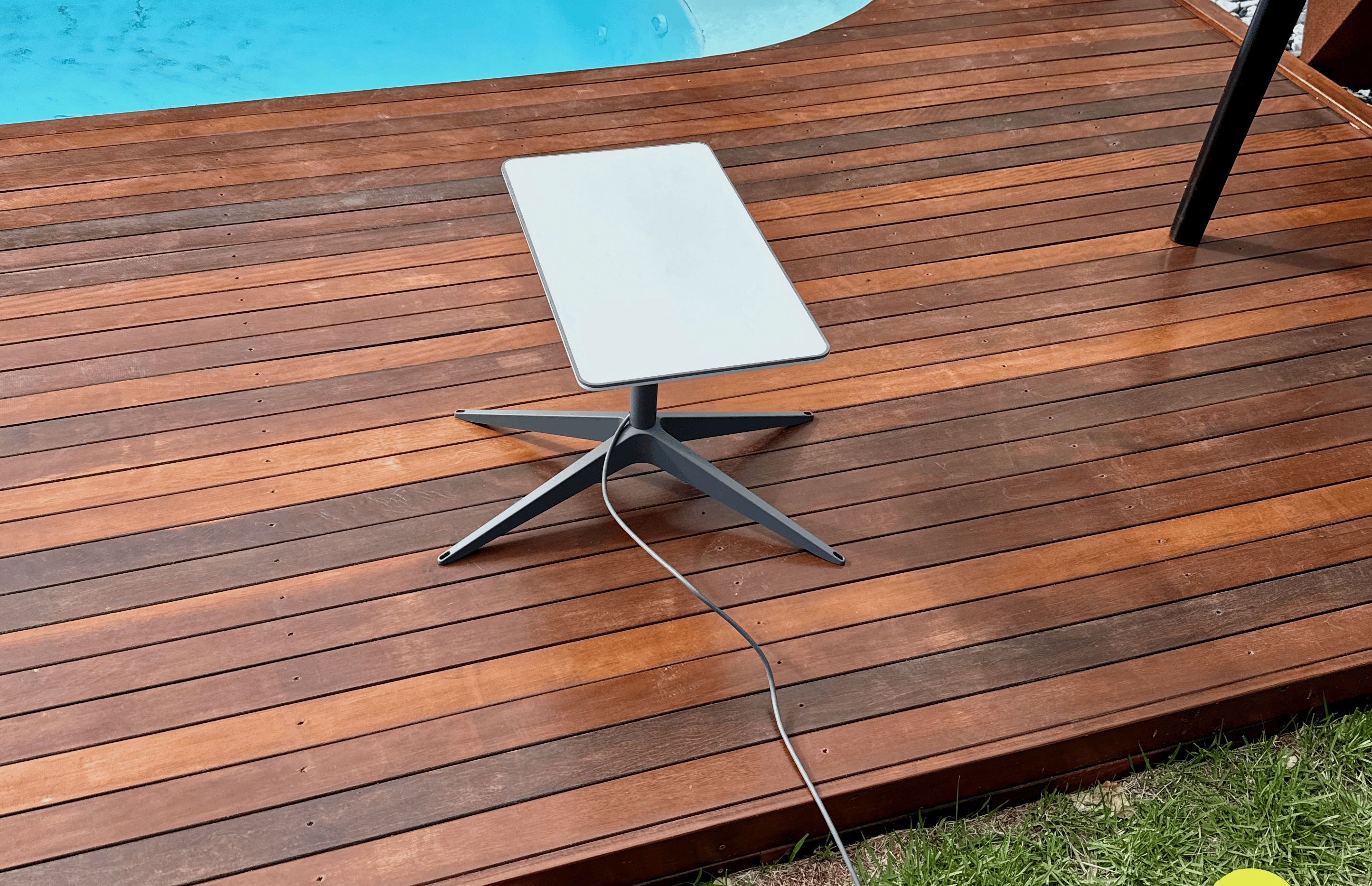 The antenna on the floor (yes, I know, the pool is dirty).