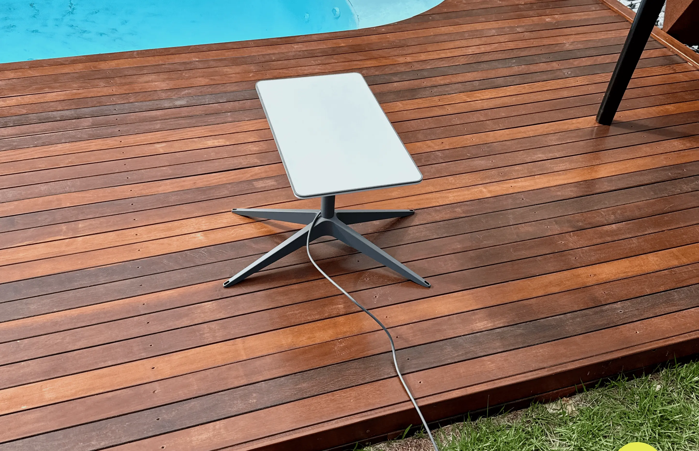 The antenna on the floor (yes, I know, the pool is dirty).